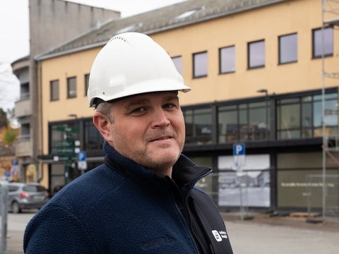 Gunnar Berg med hjelm foran et bygg i Steinkjer